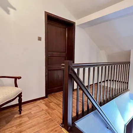 Monteur In Freistehendes Haus Mit Keller & Grossem Aussenbereich *