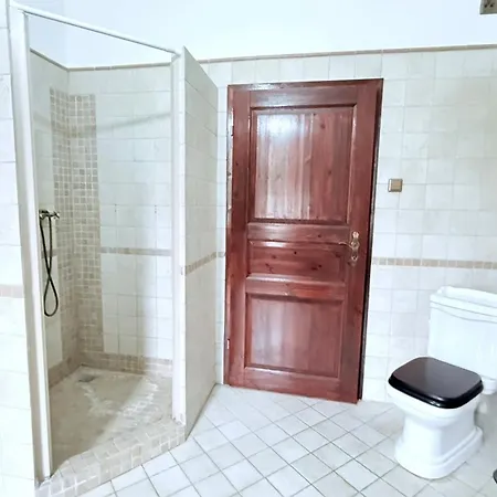 Apartment Monteur In Freistehendes Haus Mit Keller & Grossem Aussenbereich *