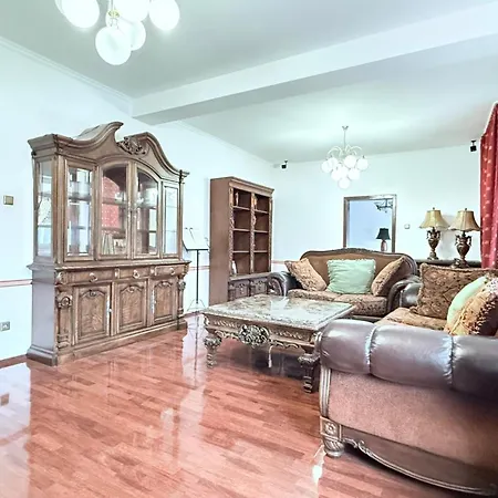 Monteur In Freistehendes Haus Mit Keller & Grossem Aussenbereich *