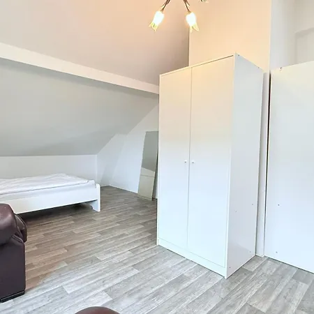 Monteur In Freistehendes Haus Mit Keller & Grossem Aussenbereich *