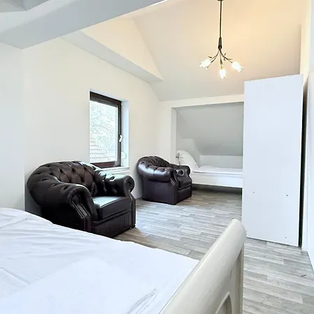Monteur In Freistehendes Haus Mit Keller & Grossem Aussenbereich