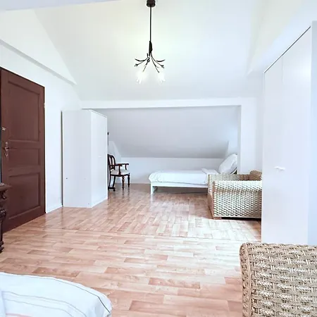 Monteur In Freistehendes Haus Mit Keller & Grossem Aussenbereich Apartment *