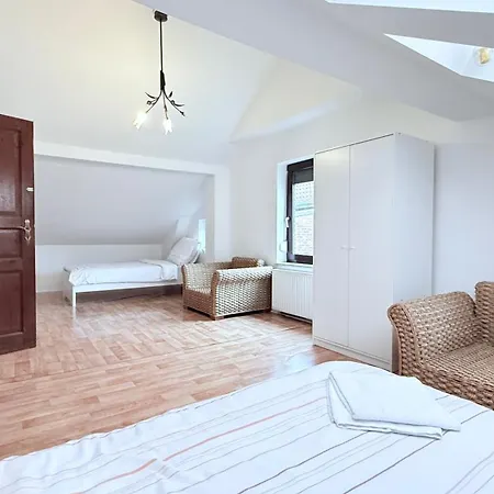 Apartment Monteur In Freistehendes Haus Mit Keller & Grossem Aussenbereich