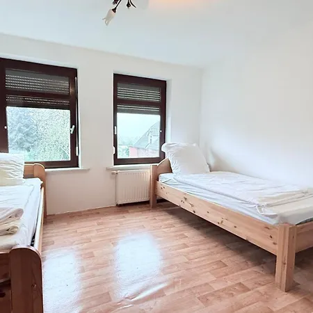 Monteur In Freistehendes Haus Mit Keller & Grossem Aussenbereich Apartment *