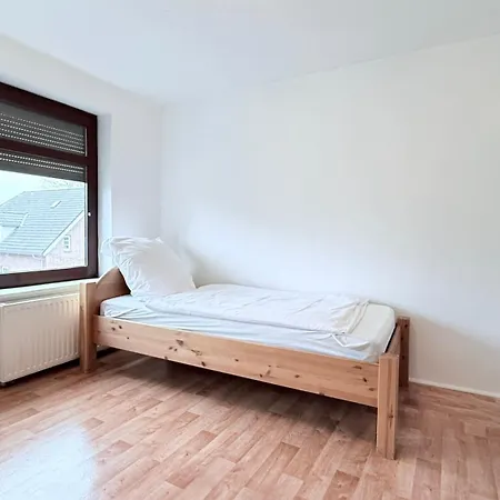 Monteur In Freistehendes Haus Mit Keller & Grossem Aussenbereich *