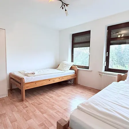 Monteur In Freistehendes Haus Mit Keller & Grossem Aussenbereich