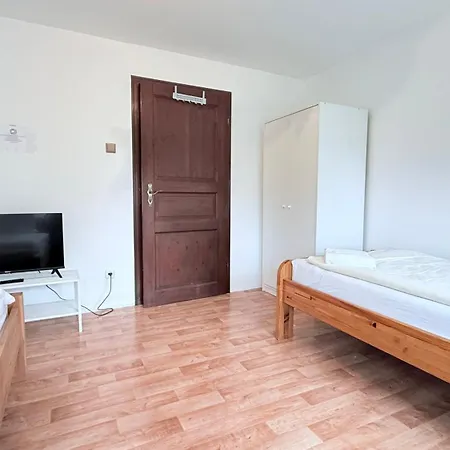 Monteur In Freistehendes Haus Mit Keller & Grossem Aussenbereich Apartment