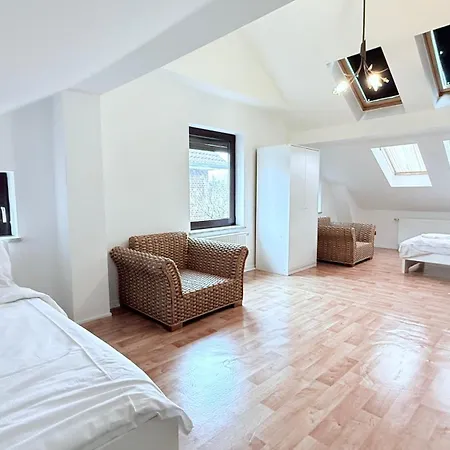 Apartment Monteur In Freistehendes Haus Mit Keller & Grossem Aussenbereich