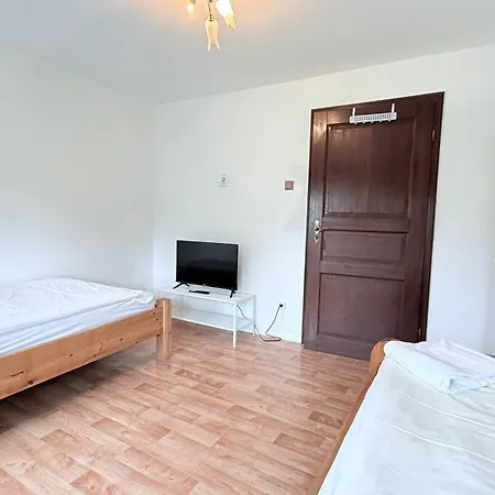 Apartment Monteur In Freistehendes Haus Mit Keller & Grossem Aussenbereich *